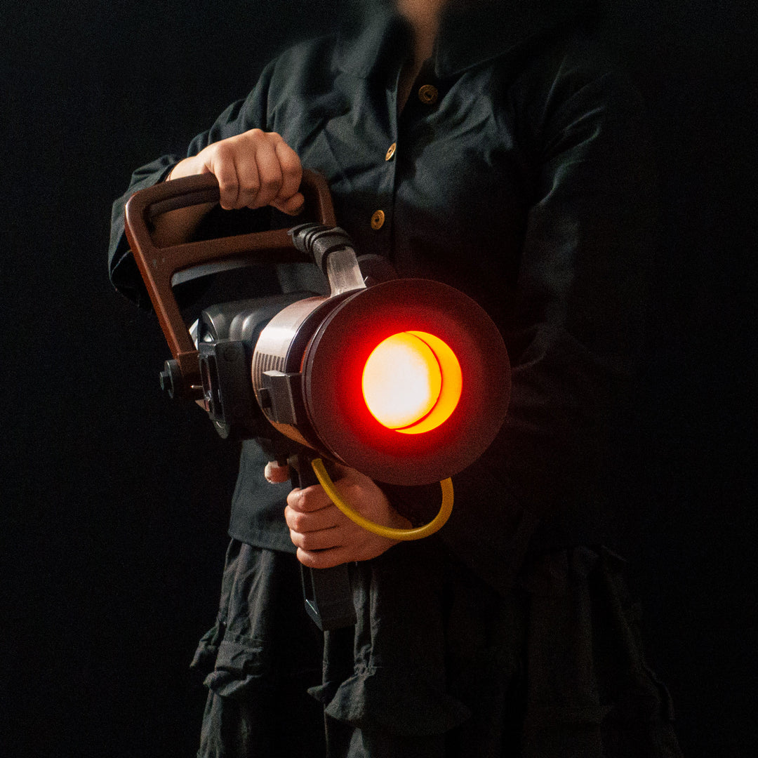 TF2 Medic Quick-Fix Cosplay Props Meet the Real medic MTRM Medigun V3