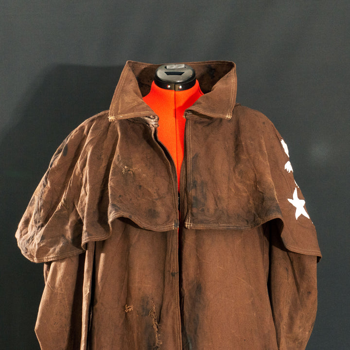 A Fallout New Vegas inspired Duster Coat mimicking the NCR Ranger iconic apparel. made with demi-natte cotton canvas trippled double to quadrupled lines for the feel and complex shapes oft the clothe itself! Comes in Clean, Light and Heavily Weathered! Embroided with a bear on the pauldron.