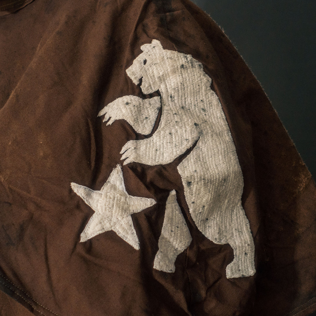 A Fallout New Vegas inspired Duster Coat mimicking the NCR Ranger iconic apparel. made with demi-natte cotton canvas trippled double to quadrupled lines for the feel and complex shapes oft the clothe itself! Comes in Clean, Light and Heavily Weathered! Embroided with a bear on the pauldron.