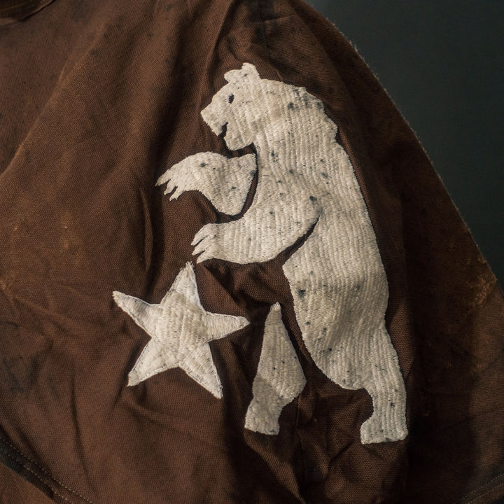 A Fallout New Vegas inspired Duster Coat mimicking the NCR Ranger iconic apparel. made with demi-natte cotton canvas trippled double to quadrupled lines for the feel and complex shapes oft the clothe itself! Comes in Clean, Light and Heavily Weathered! Embroided with a bear on the pauldron.