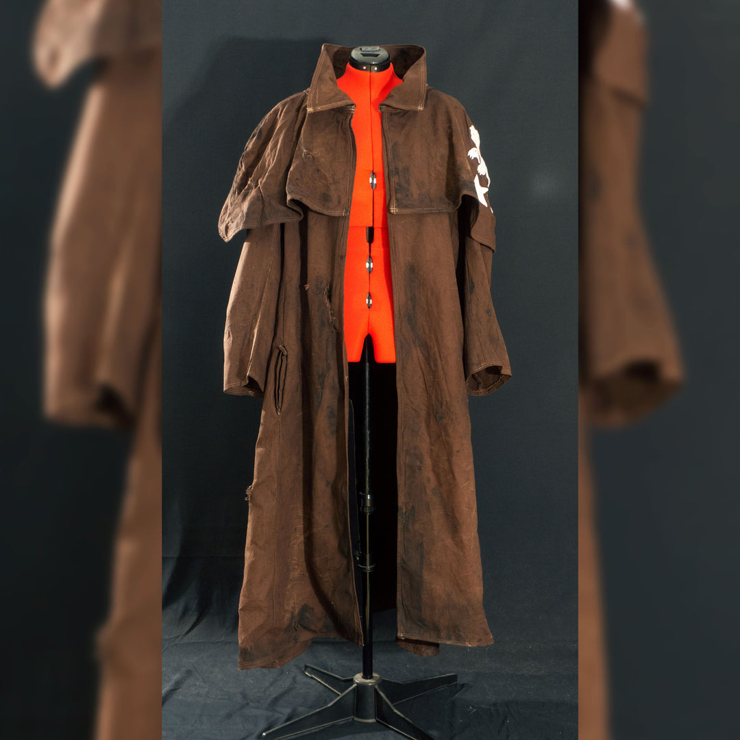 A Fallout New Vegas inspired Duster Coat mimicking the NCR Ranger iconic apparel. made with demi-natte cotton canvas trippled double to quadrupled lines for the feel and complex shapes oft the clothe itself! Comes in Clean, Light and Heavily Weathered! Embroided with a bear on the pauldron.