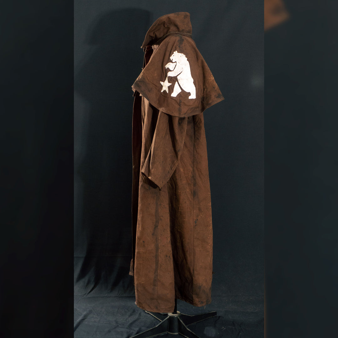 A Fallout New Vegas inspired Duster Coat mimicking the NCR Ranger iconic apparel. made with demi-natte cotton canvas trippled double to quadrupled lines for the feel and complex shapes oft the clothe itself! Comes in Clean, Light and Heavily Weathered! Embroided with a bear on the pauldron.