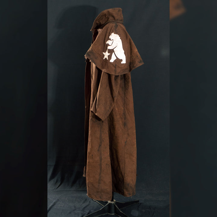 A Fallout New Vegas inspired Duster Coat mimicking the NCR Ranger iconic apparel. made with demi-natte cotton canvas trippled double to quadrupled lines for the feel and complex shapes oft the clothe itself! Comes in Clean, Light and Heavily Weathered! Embroided with a bear on the pauldron.