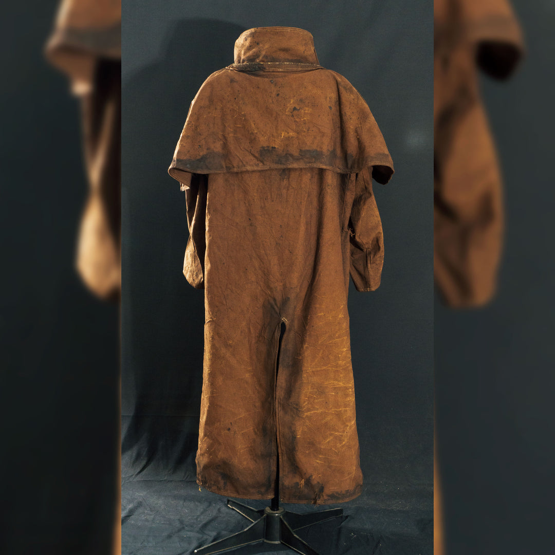 A Fallout New Vegas inspired Duster Coat mimicking the NCR Ranger iconic apparel. made with demi-natte cotton canvas trippled double to quadrupled lines for the feel and complex shapes oft the clothe itself! Comes in Clean, Light and Heavily Weathered! Embroided with a bear on the pauldron.