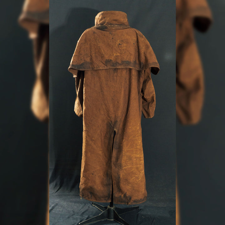 A Fallout New Vegas inspired Duster Coat mimicking the NCR Ranger iconic apparel. made with demi-natte cotton canvas trippled double to quadrupled lines for the feel and complex shapes oft the clothe itself! Comes in Clean, Light and Heavily Weathered! Embroided with a bear on the pauldron.