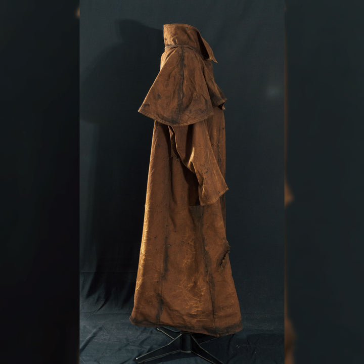A Fallout New Vegas inspired Duster Coat mimicking the NCR Ranger iconic apparel. made with demi-natte cotton canvas trippled double to quadrupled lines for the feel and complex shapes oft the clothe itself! Comes in Clean, Light and Heavily Weathered! Embroided with a bear on the pauldron.