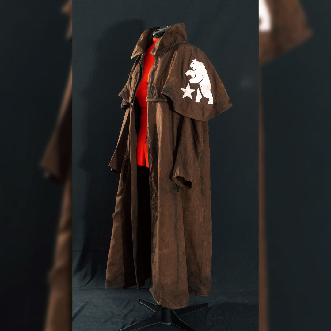 A Fallout New Vegas inspired Duster Coat mimicking the NCR Ranger iconic apparel. made with demi-natte cotton canvas trippled double to quadrupled lines for the feel and complex shapes oft the clothe itself! Comes in Clean, Light and Heavily Weathered! Embroided with a bear on the pauldron.