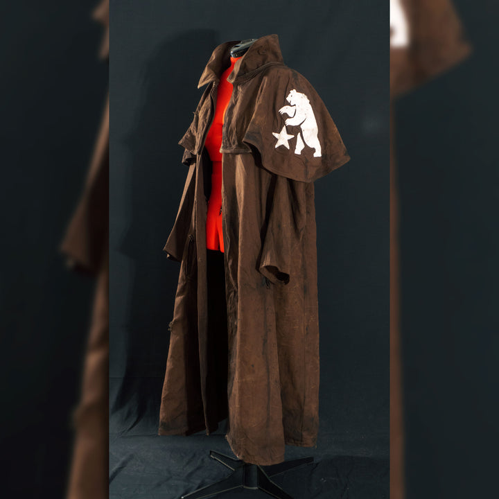 A Fallout New Vegas inspired Duster Coat mimicking the NCR Ranger iconic apparel. made with demi-natte cotton canvas trippled double to quadrupled lines for the feel and complex shapes oft the clothe itself! Comes in Clean, Light and Heavily Weathered! Embroided with a bear on the pauldron.