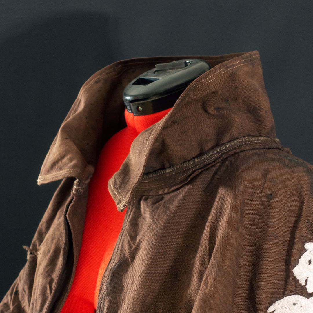 A Fallout New Vegas inspired Duster Coat mimicking the NCR Ranger iconic apparel. made with demi-natte cotton canvas trippled double to quadrupled lines for the feel and complex shapes oft the clothe itself! Comes in Clean, Light and Heavily Weathered! Embroided with a bear on the pauldron.