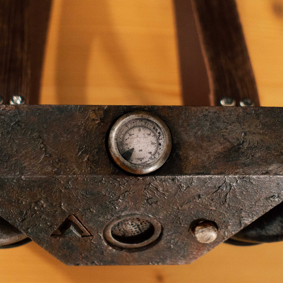 A Fallout New Vegas inspired apparatus mimicking the NCR Ranger Air Tank "backpack" with a moving air pressure gauge and 2 pressable buttons! Comes in Clean, Weathered and Rusty versions! Straps are vegetabled leather.