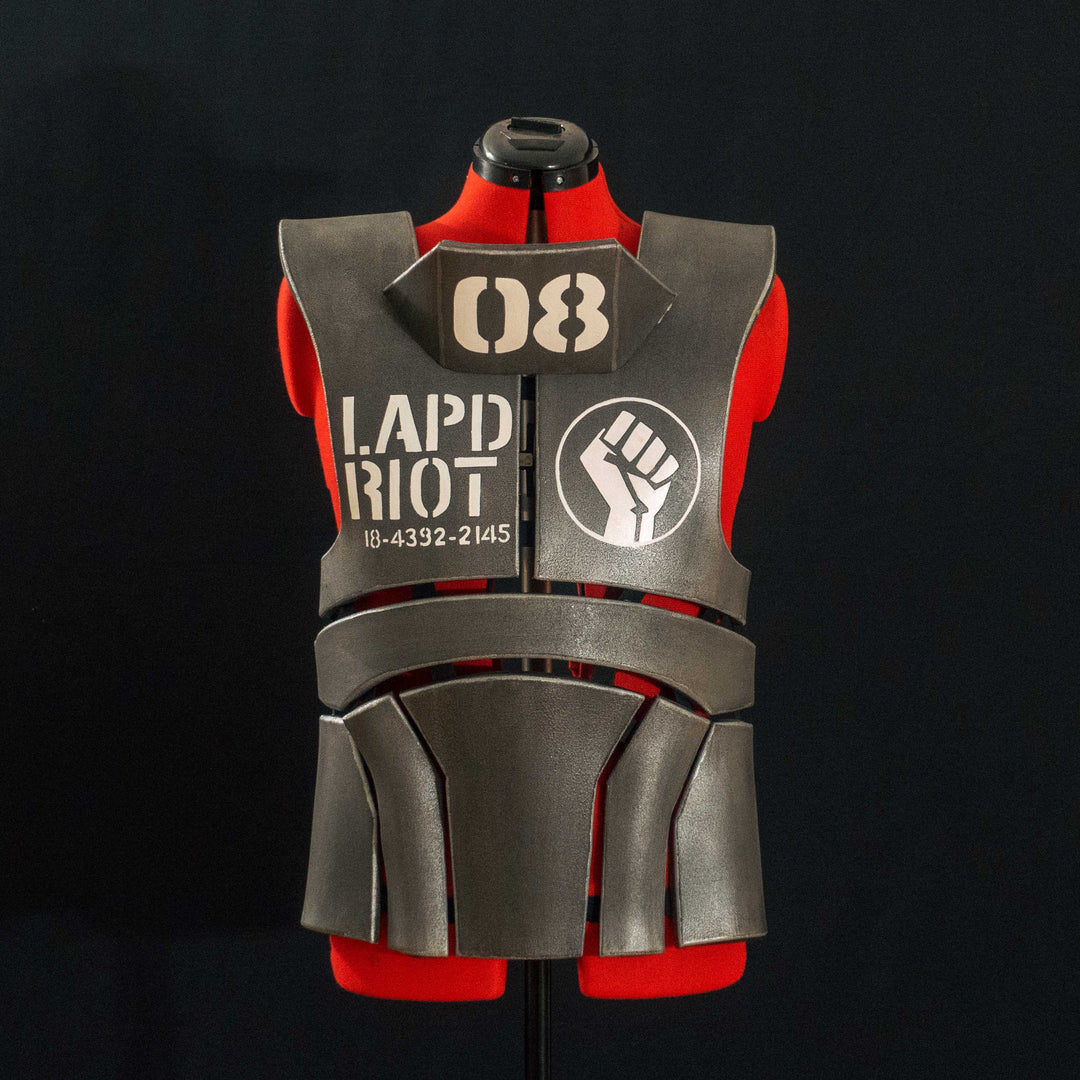 A Fallout New Vegas inspired Chest Armor mimicking the NCR Ranger frontal plates arrangement made with EVA Foam that's pretty breathable, light and resilient to wear! Comes in Clean, Weathered and Rusty versions! Straps are vegetabled leather at the end of elastic straps to fit anyone's frame.