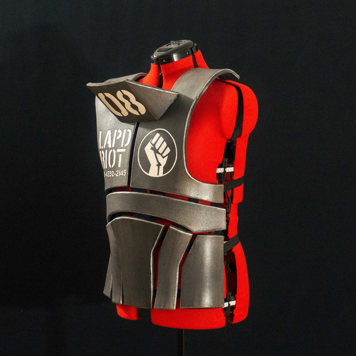 A Fallout New Vegas inspired Chest Armor mimicking the NCR Ranger frontal plates arrangement made with EVA Foam that's pretty breathable, light and resilient to wear! Comes in Clean, Weathered and Rusty versions! Straps are vegetabled leather at the end of elastic straps to fit anyone's frame.
