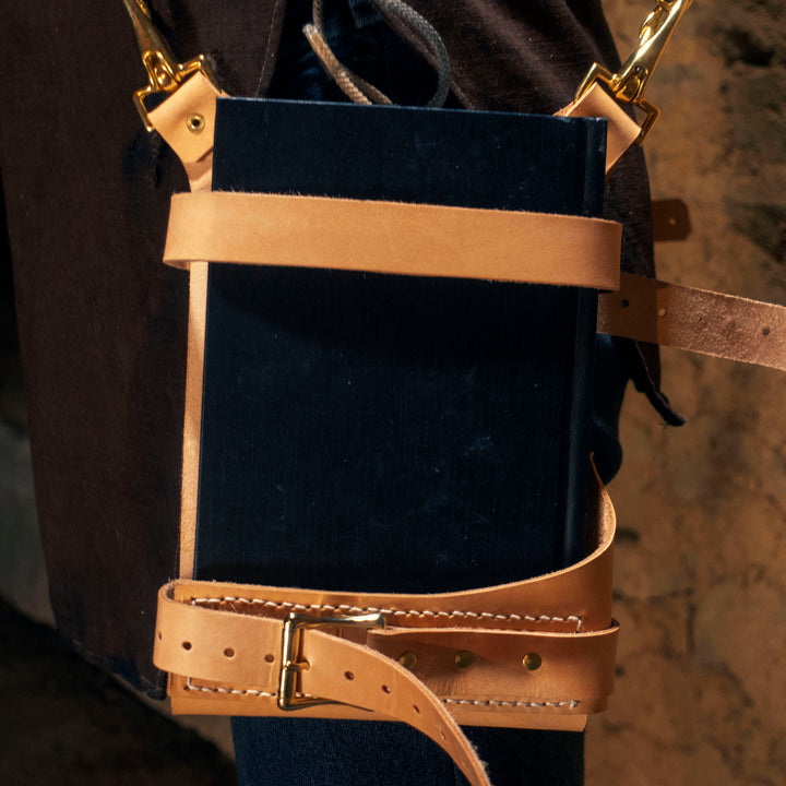 Caleb Widogast Leather Spellbook Holsters Critical Role's Campaign 2, great for cosplay or frolicking with your sketchbook! Comes in any colour you want. Vegetable leather and hand sewn.