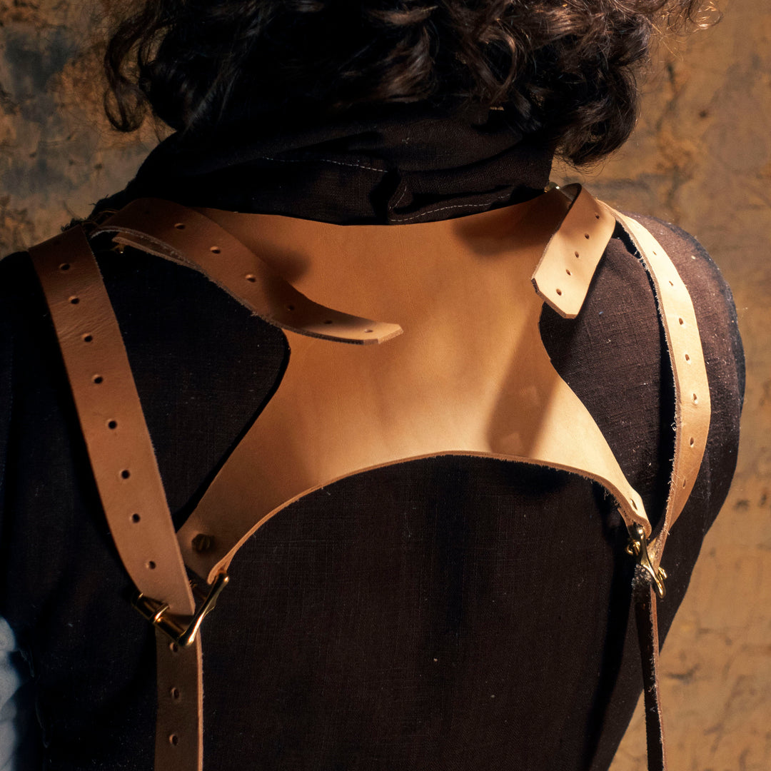 Caleb Widogast Leather Spellbook Holsters Critical Role's Campaign 2, great for cosplay or frolicking with your sketchbook! Comes in any colour you want. Vegetable leather and hand sewn.