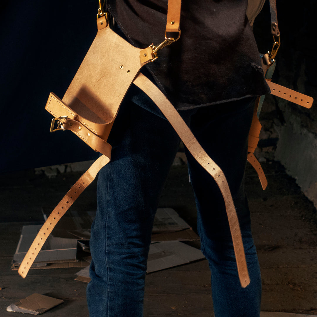 Caleb Widogast Leather Spellbook Holsters Critical Role's Campaign 2, great for cosplay or frolicking with your sketchbook! Comes in any colour you want. Vegetable leather and hand sewn.