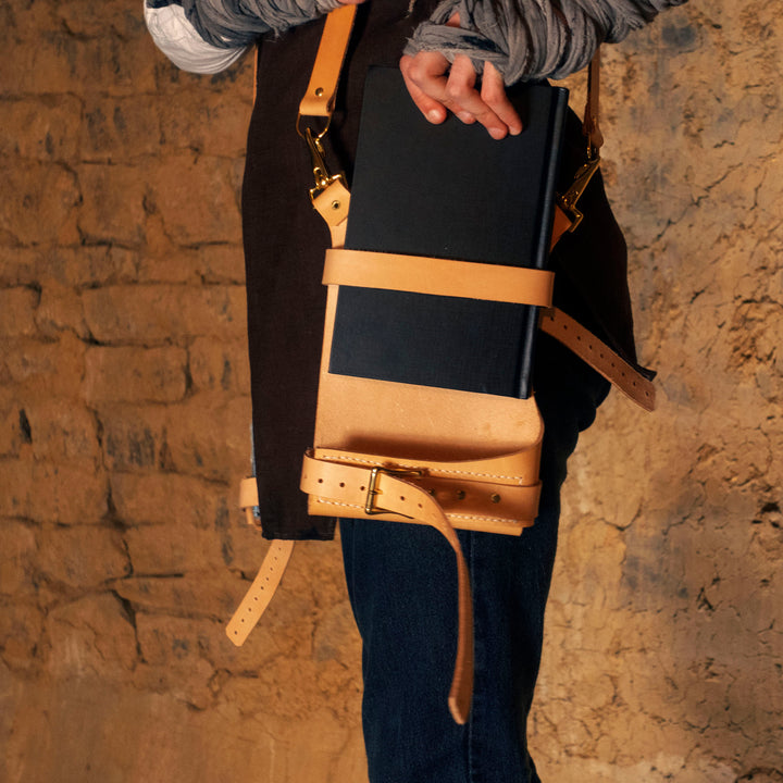 Caleb Widogast Leather Spellbook Holsters Critical Role's Campaign 2, great for cosplay or frolicking with your sketchbook! Comes in any colour you want. Vegetable leather and hand sewn.