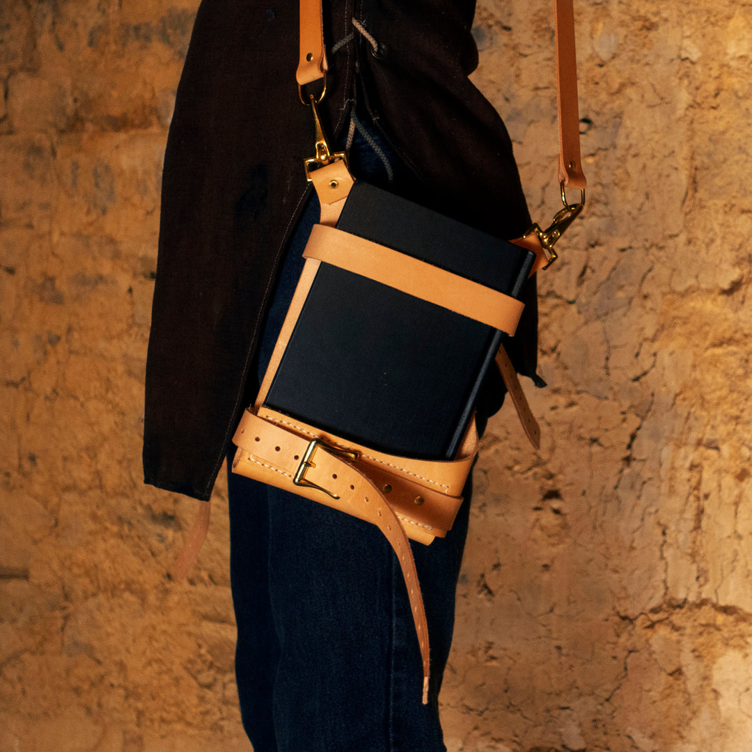 Caleb Widogast Leather Spellbook Holsters Critical Role's Campaign 2, great for cosplay or frolicking with your sketchbook! Comes in any colour you want. Vegetable leather and hand sewn.