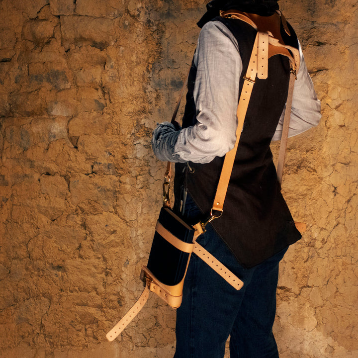 Caleb Widogast Leather Spellbook Holsters Critical Role's Campaign 2, great for cosplay or frolicking with your sketchbook! Comes in any colour you want. Vegetable leather and hand sewn.