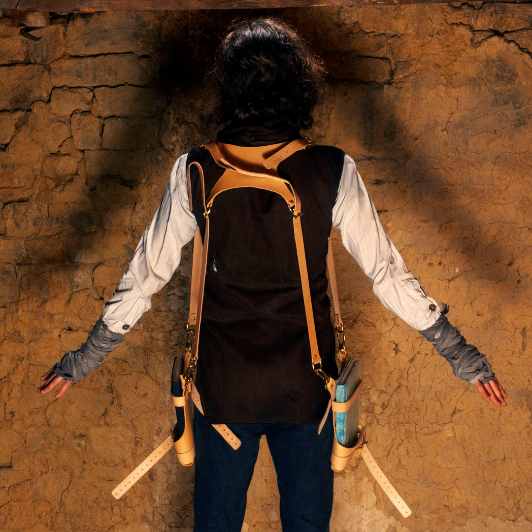 Caleb Widogast Leather Spellbook Holsters Critical Role's Campaign 2, great for cosplay or frolicking with your sketchbook! Comes in any colour you want. Vegetable leather and hand sewn.