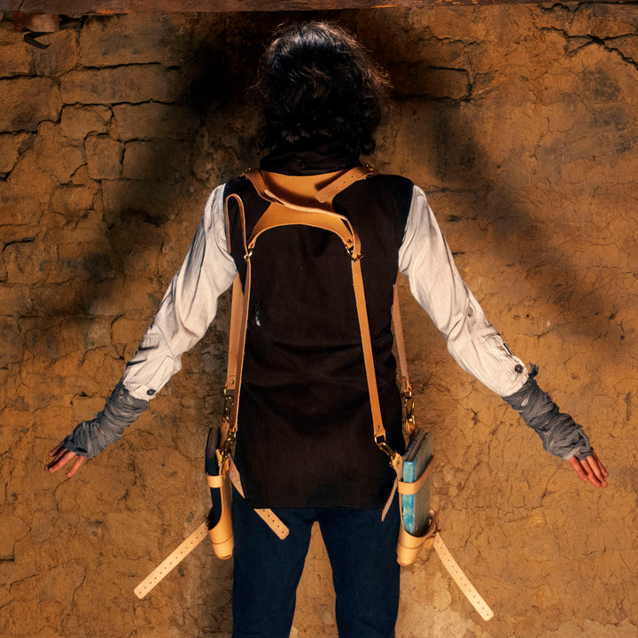 Caleb Widogast Leather Spellbook Holsters Critical Role's Campaign 2, great for cosplay or frolicking with your sketchbook! Comes in any colour you want. Vegetable leather and hand sewn.